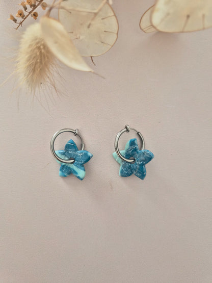 Boucles d’oreilles Fleur de Tiaré marbrées en argile polymère