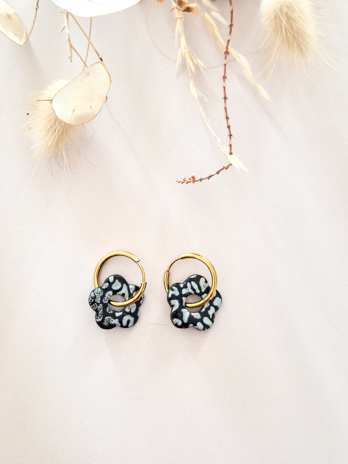 Boucles d’oreilles fleurs léopard – Créoles artisanales & pampilles interchangeables
