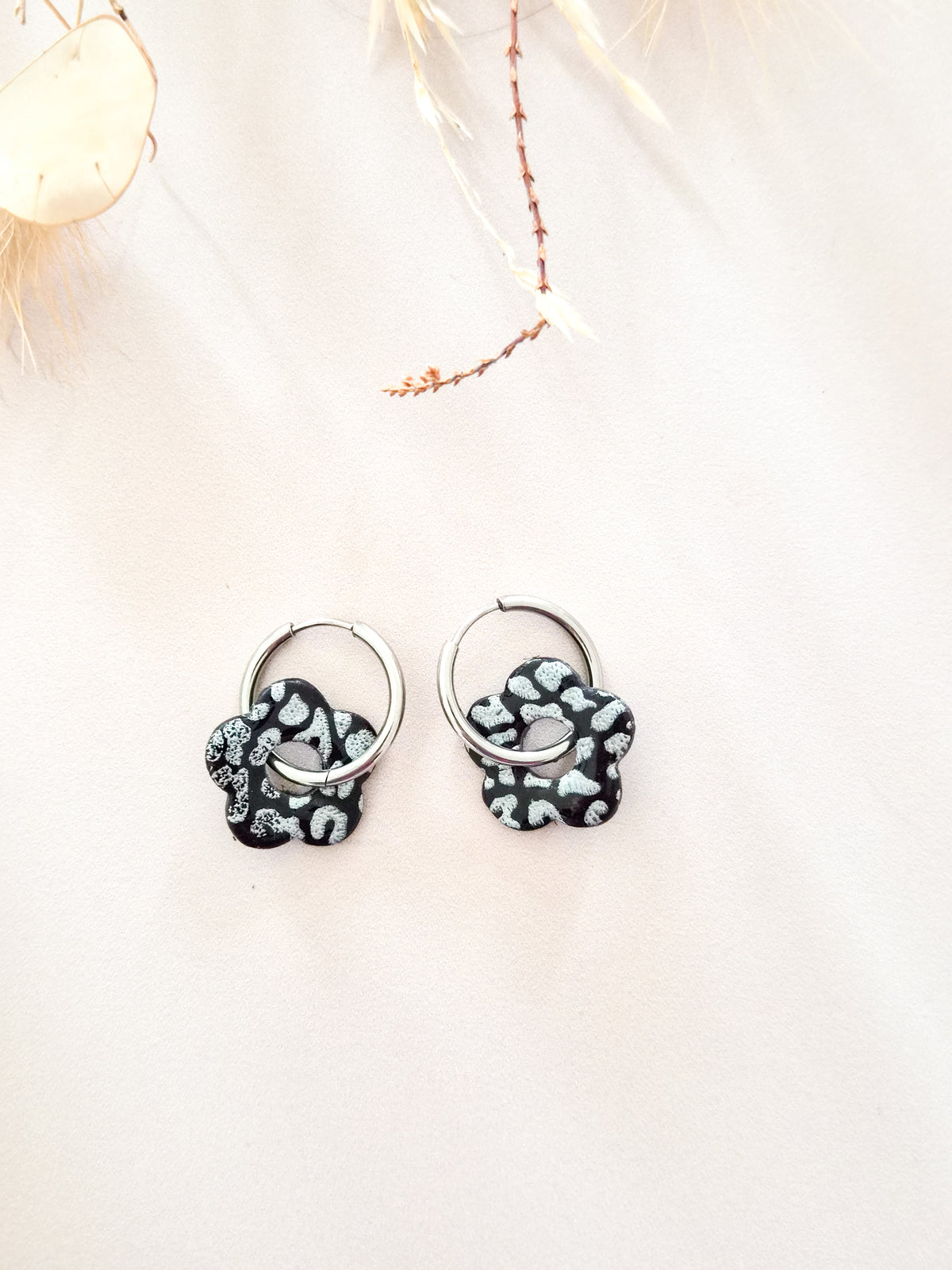Boucles d’oreilles fleurs léopard – Créoles artisanales & pampilles interchangeables