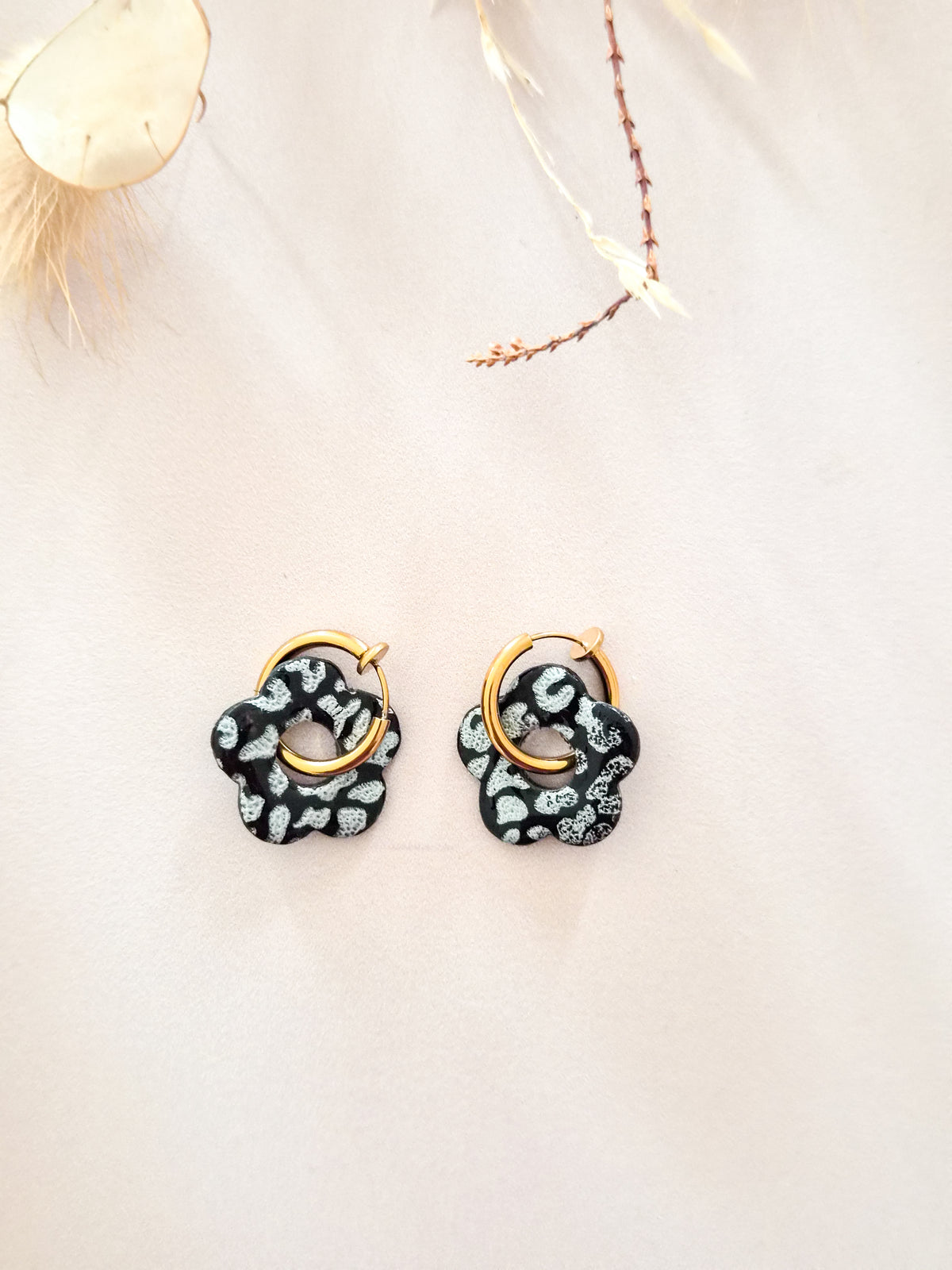 Boucles d’oreilles fleurs léopard – Créoles artisanales & pampilles interchangeables