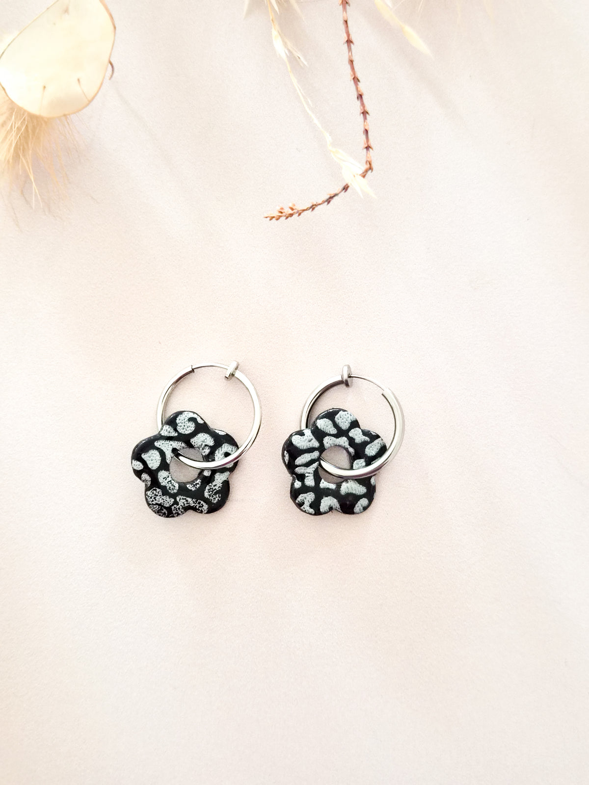 Boucles d’oreilles fleurs léopard – Créoles artisanales & pampilles interchangeables
