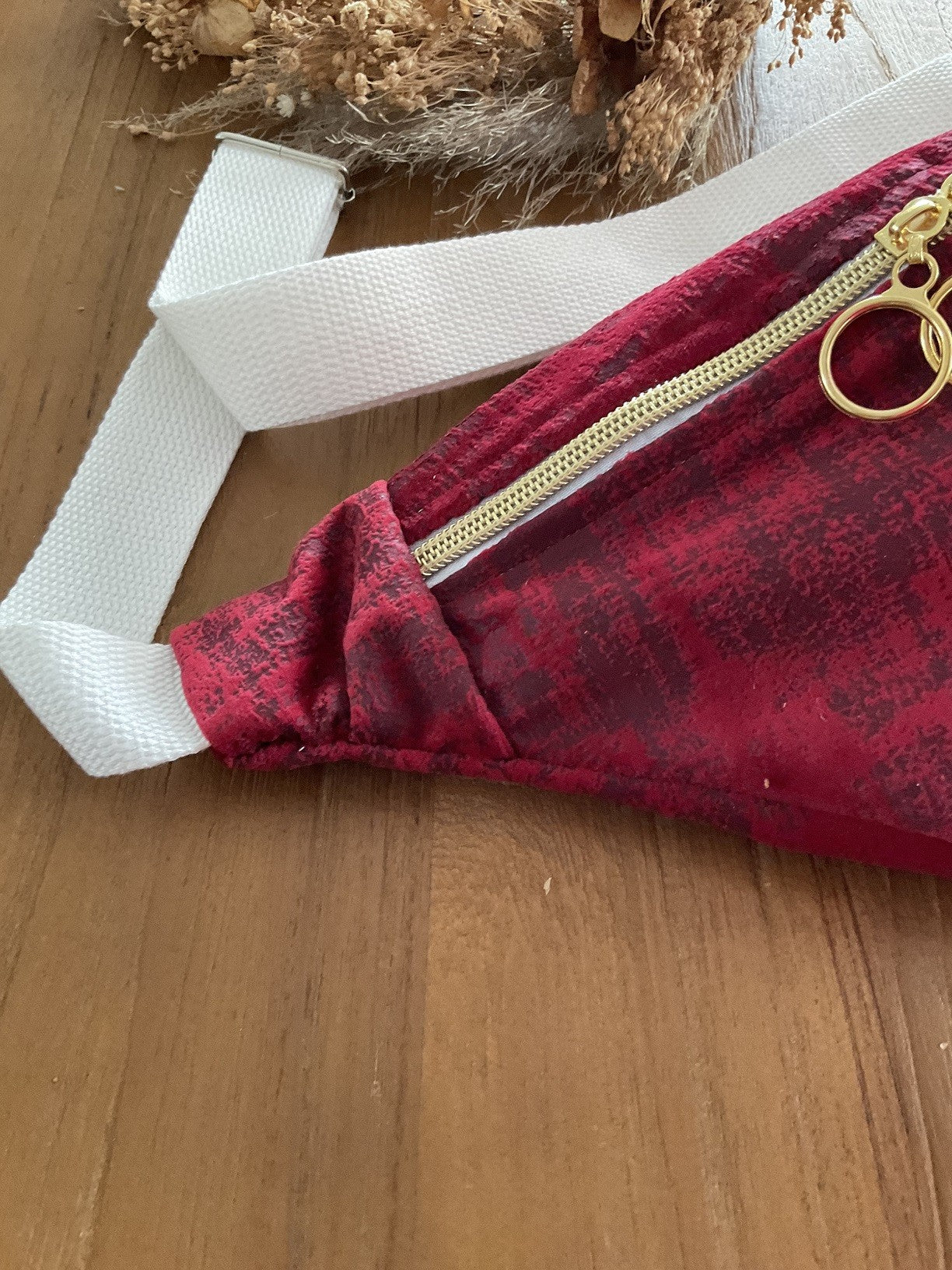 Sac banane en velours rouge bordeaux