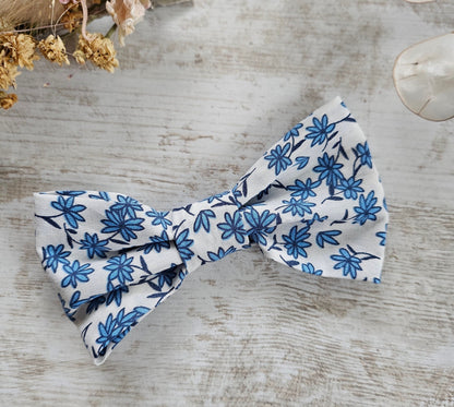 Barrette noeud papillon liberty blanc fleurs bleues