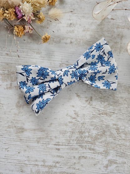 Barrette noeud papillon liberty blanc fleurs bleues