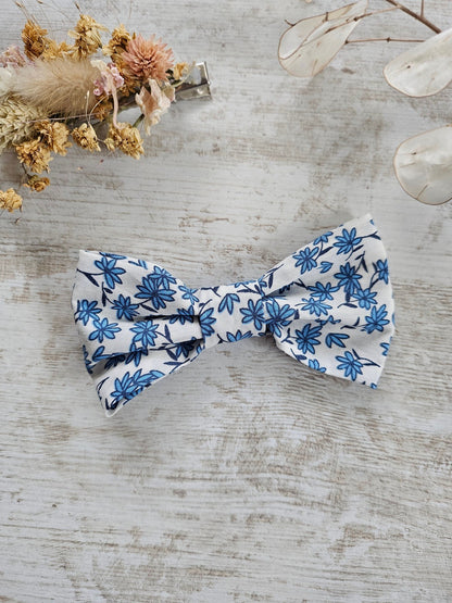 Barrette noeud papillon liberty blanc fleurs bleues