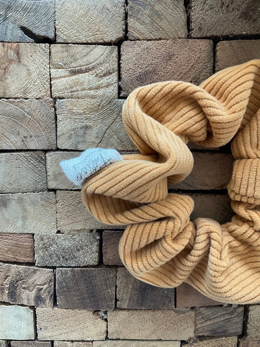 Chouchou scrunchie velours côtéle jaune moutarde