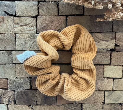 Chouchou scrunchie velours côtéle jaune moutarde