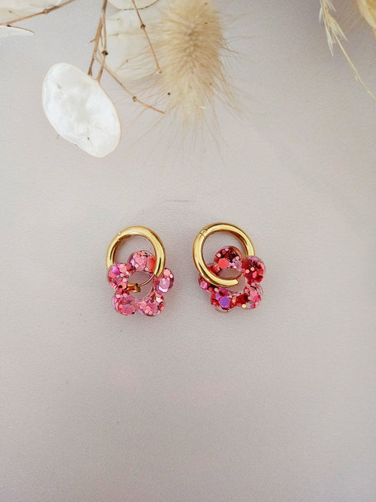 Boucles oreilles créoles fleurs résines rose