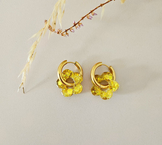 Boucles oreilles créoles fleurs résines doré