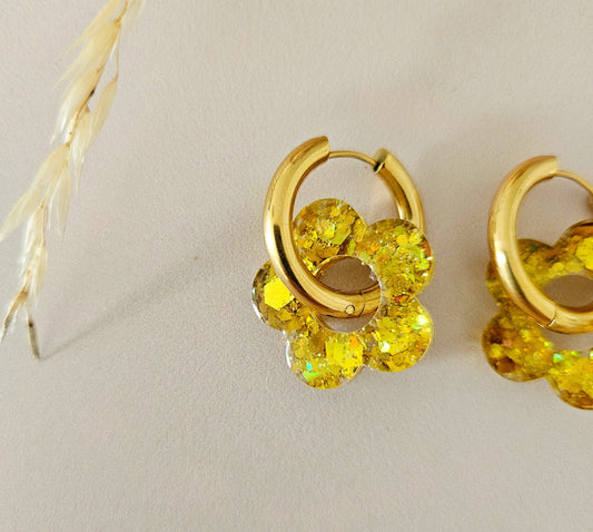 Boucles oreilles créoles fleurs résines doré