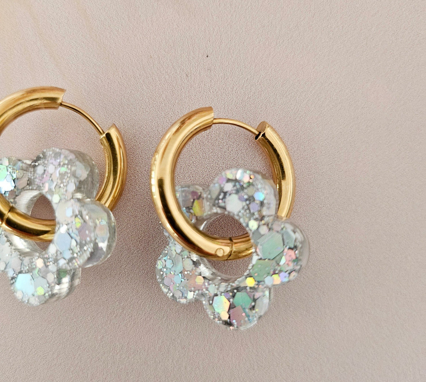 Boucles oreilles créoles fleurs résines argent