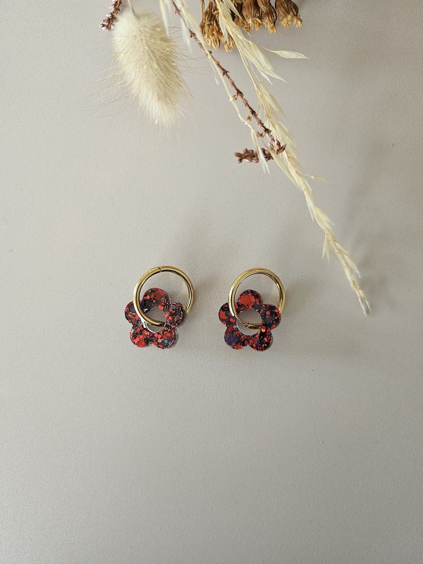 Boucles oreilles créoles fleurs résine rouge et noire