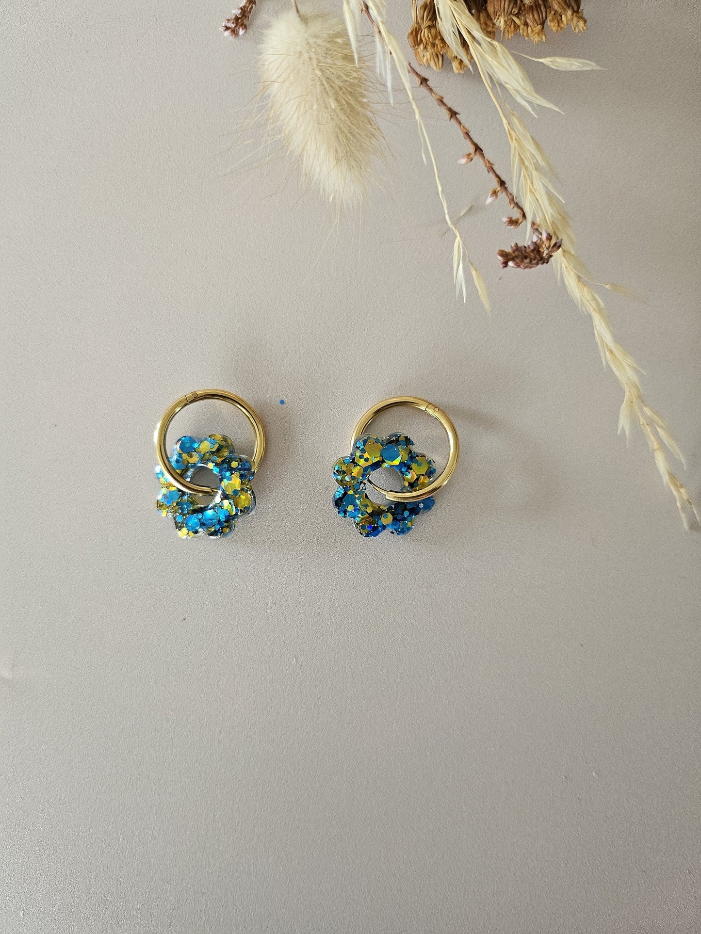 boucles créoles résine tournesol bleues et dorés