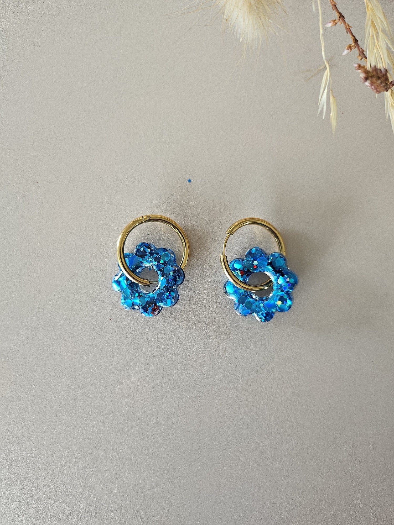boucles créoles résine tournesol bleues
