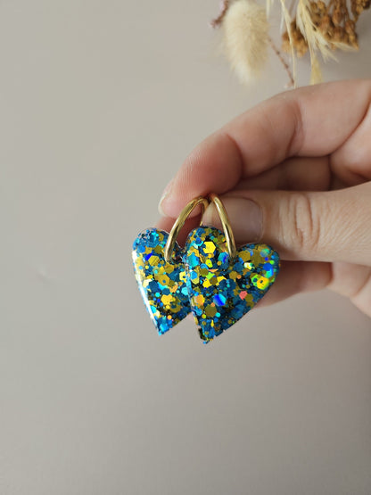 boucles créoles résine coeurs bleues et dorées