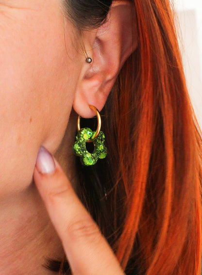 Boucles d’oreilles fleurs pailletées en résine – Créoles artisanales & pampilles interchangeables