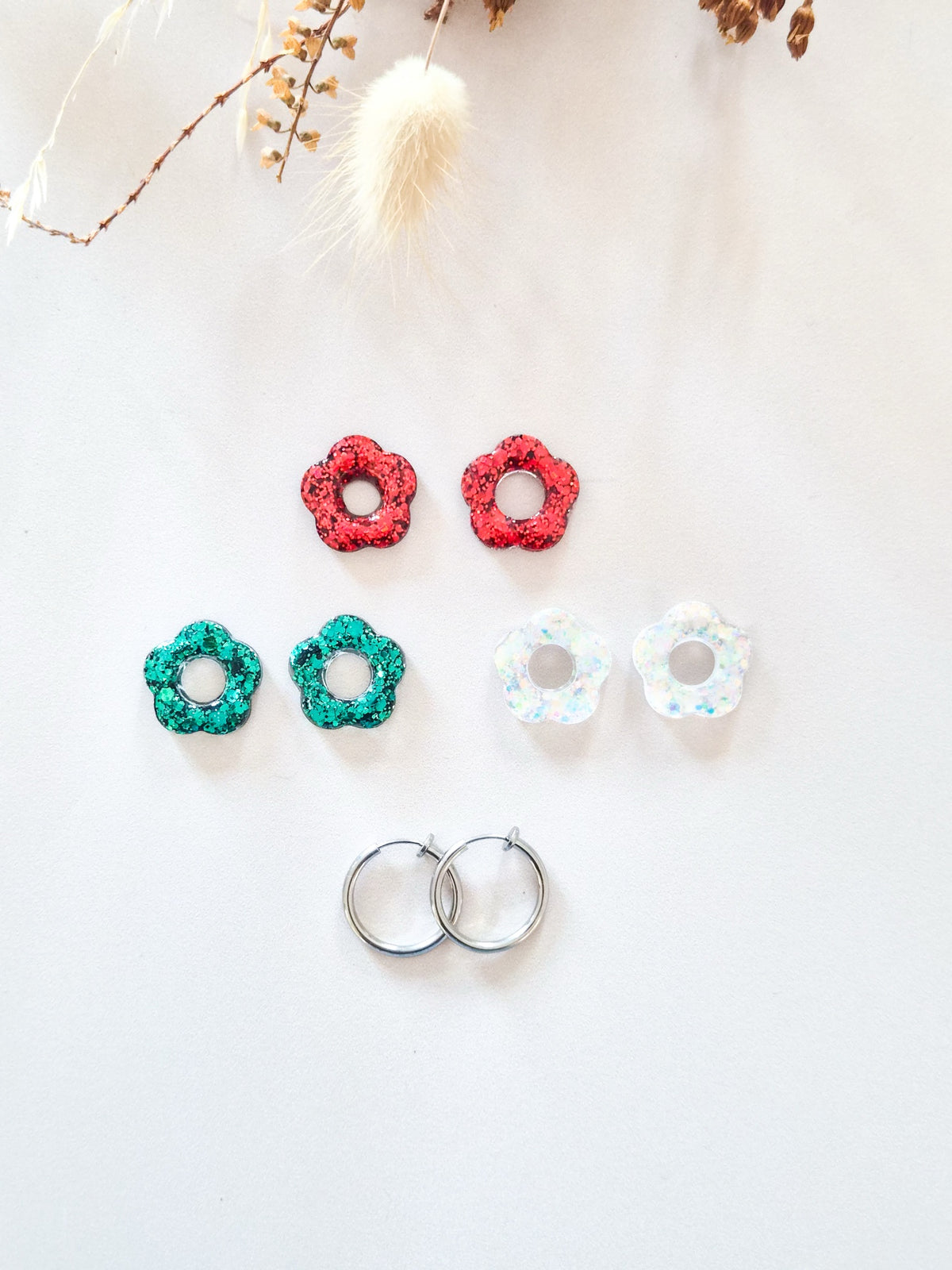 Coffret Trio des Fêtes : fleurs pailletées rouge, vert sapin et blanc nacré avec créoles clip argentées