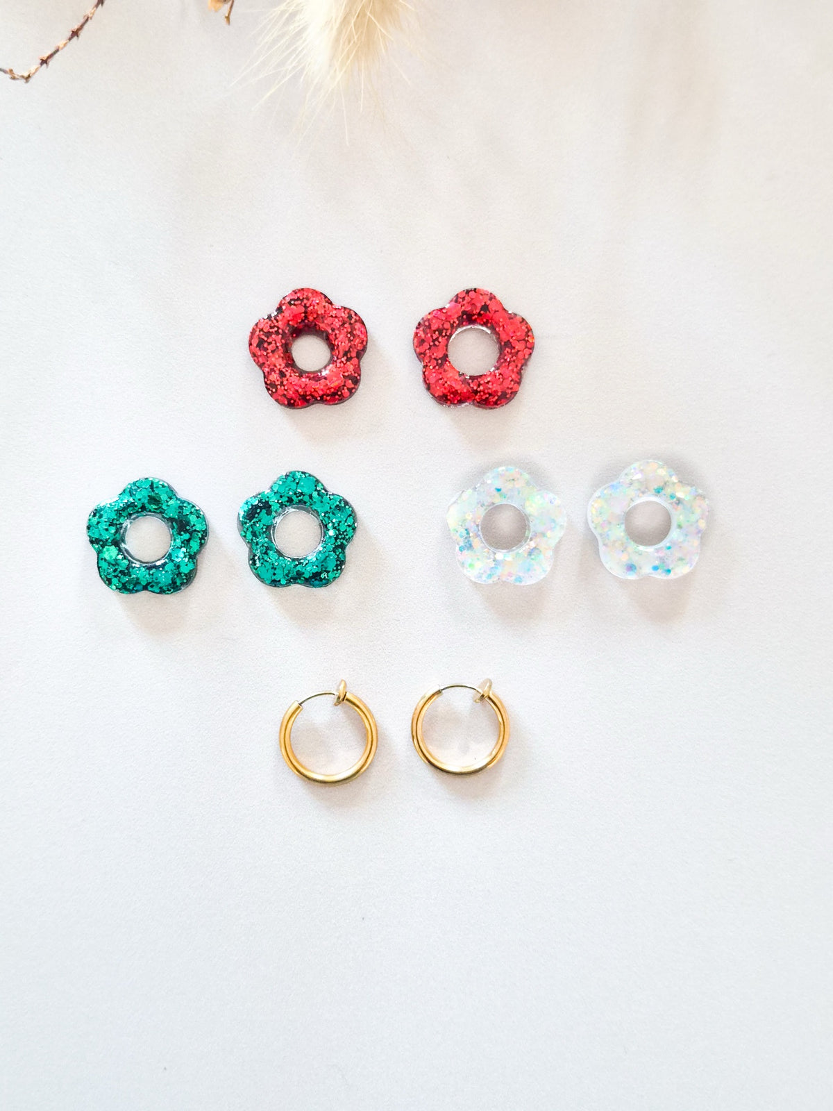 Coffret Trio des Fêtes : fleurs pailletées rouge, vert sapin et blanc nacré avec créoles clip dorées