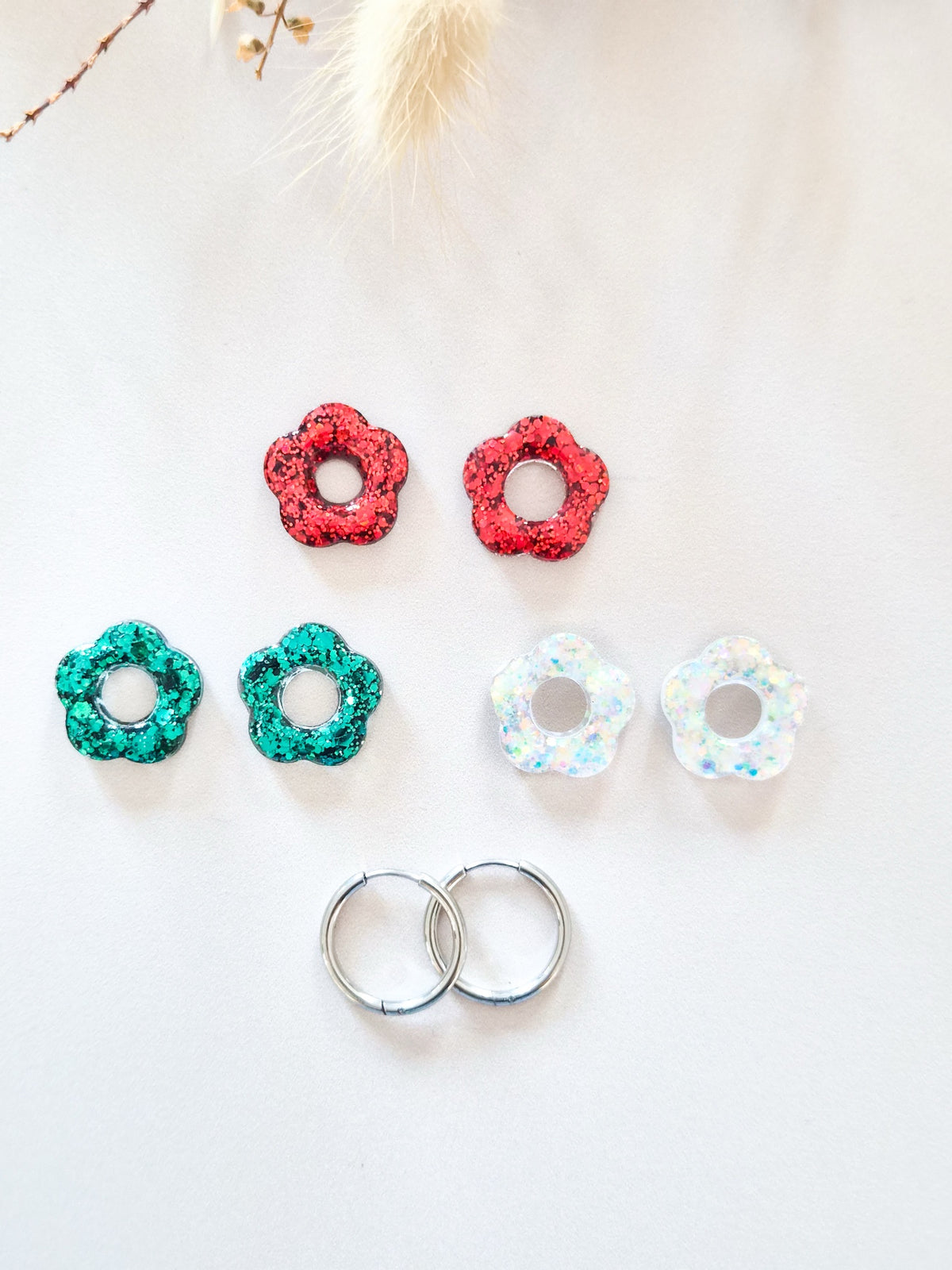 Coffret Trio des Fêtes : fleurs pailletées rouge, vert sapin et blanc nacré avec créoles argentées
