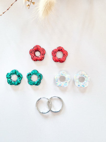 Coffret Trio des Fêtes : fleurs pailletées rouge, vert sapin et blanc nacré avec créoles argentées