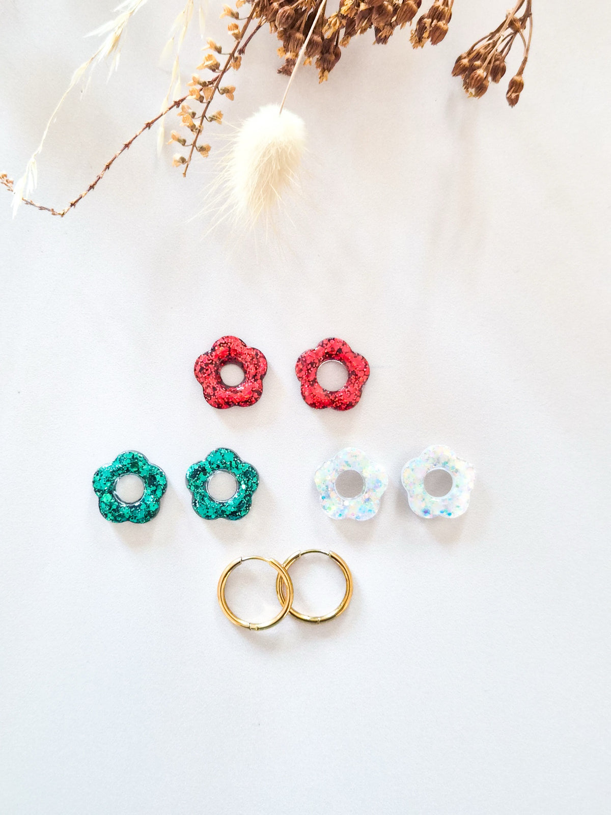 Coffret Trio des Fêtes : fleurs pailletées rouge, vert sapin et blanc nacré avec créoles dorées