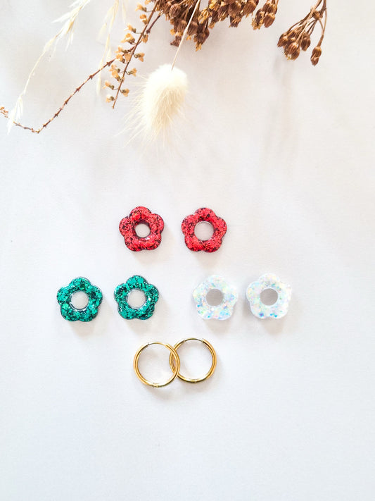 Coffret Trio des Fêtes : fleurs pailletées rouge, vert sapin et blanc nacré avec créoles dorées