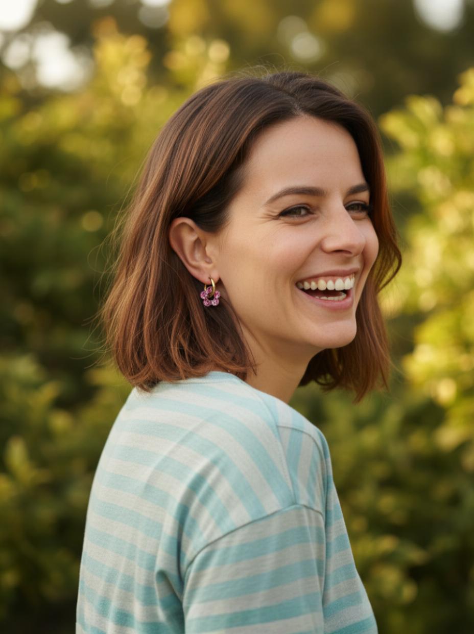 Boucles d’oreilles fleurs pailletées en résine – Créoles artisanales & pampilles interchangeables