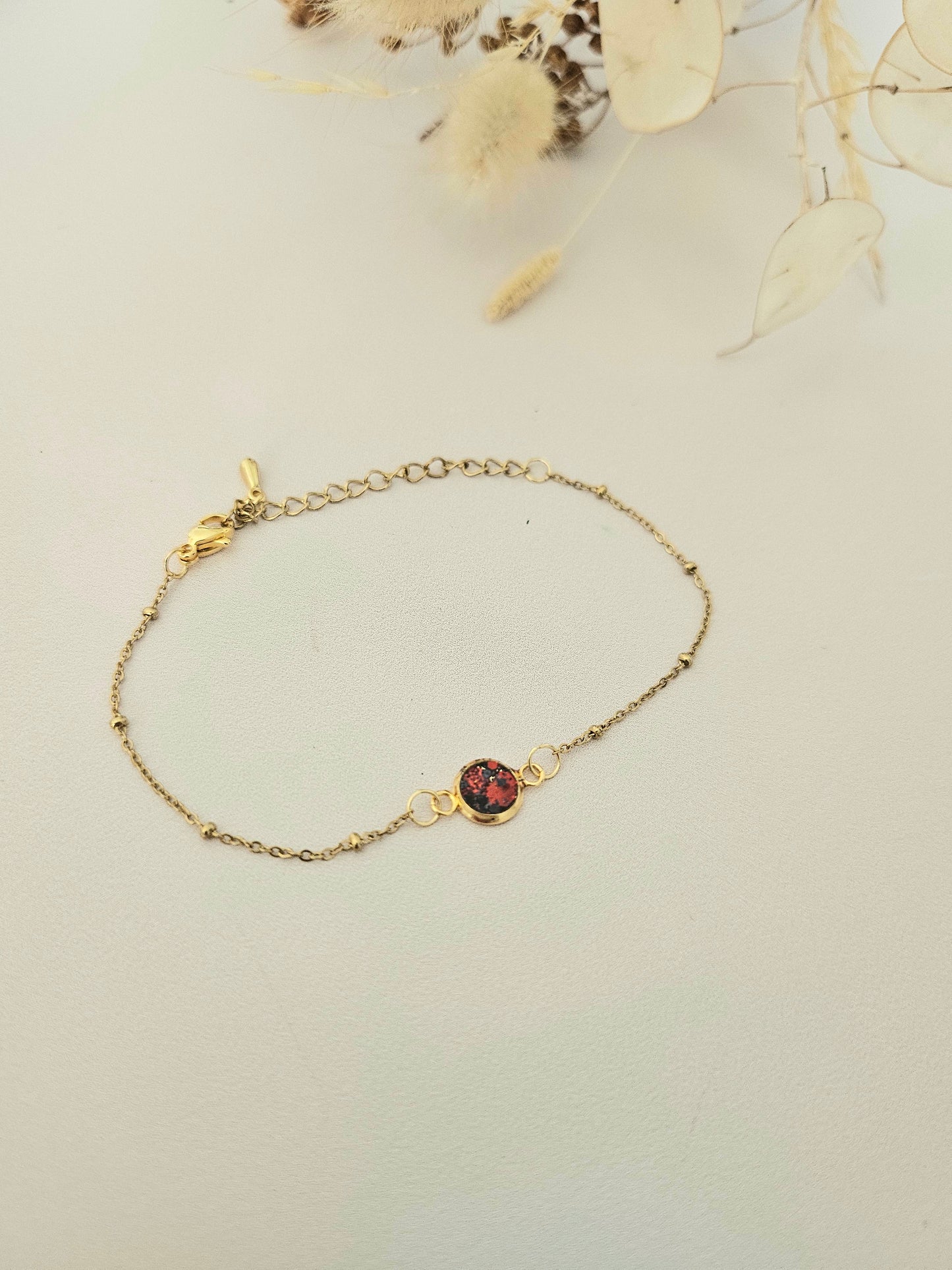 Bracelet délicat en résine holographique – L’éclat artisanal à ton poignet