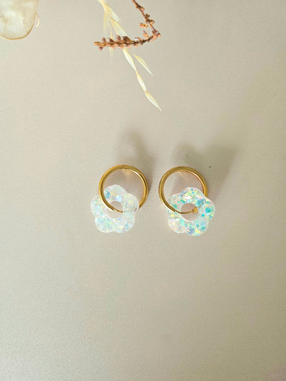 Boucles d’oreilles fleurs pailletées en résine – Créoles artisanales & pampilles interchangeables