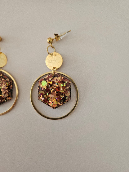 Boucles oreilles créoles hexagone résine café/or et dorée