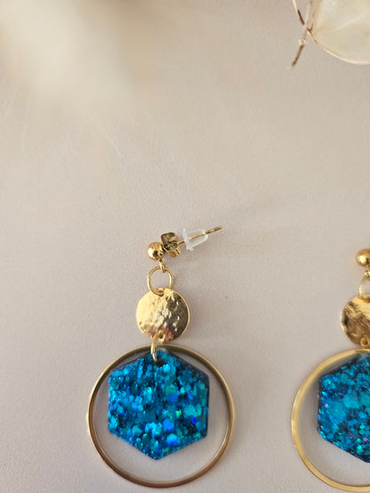 Boucles oreilles créoles hexagone résine bleue et dorée