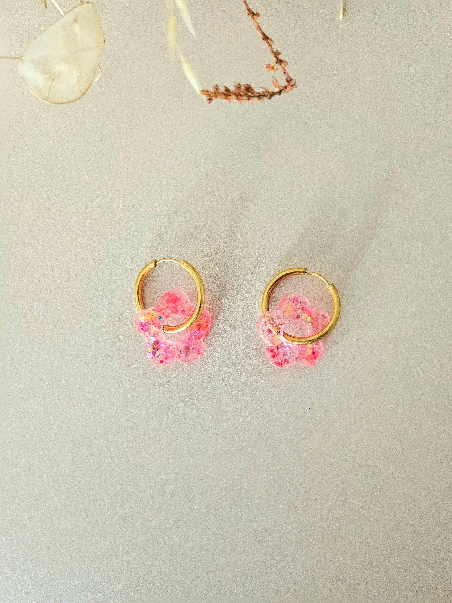 Boucles d’oreilles fleurs pailletées en résine – Créoles artisanales & pampilles interchangeables