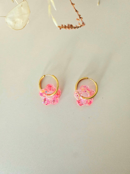 Boucles d’oreilles fleurs pailletées en résine – Créoles artisanales & pampilles interchangeables