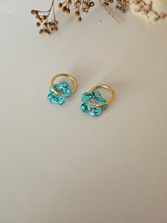 Boucles oreilles créoles fleurs résine bleue lagon et argent