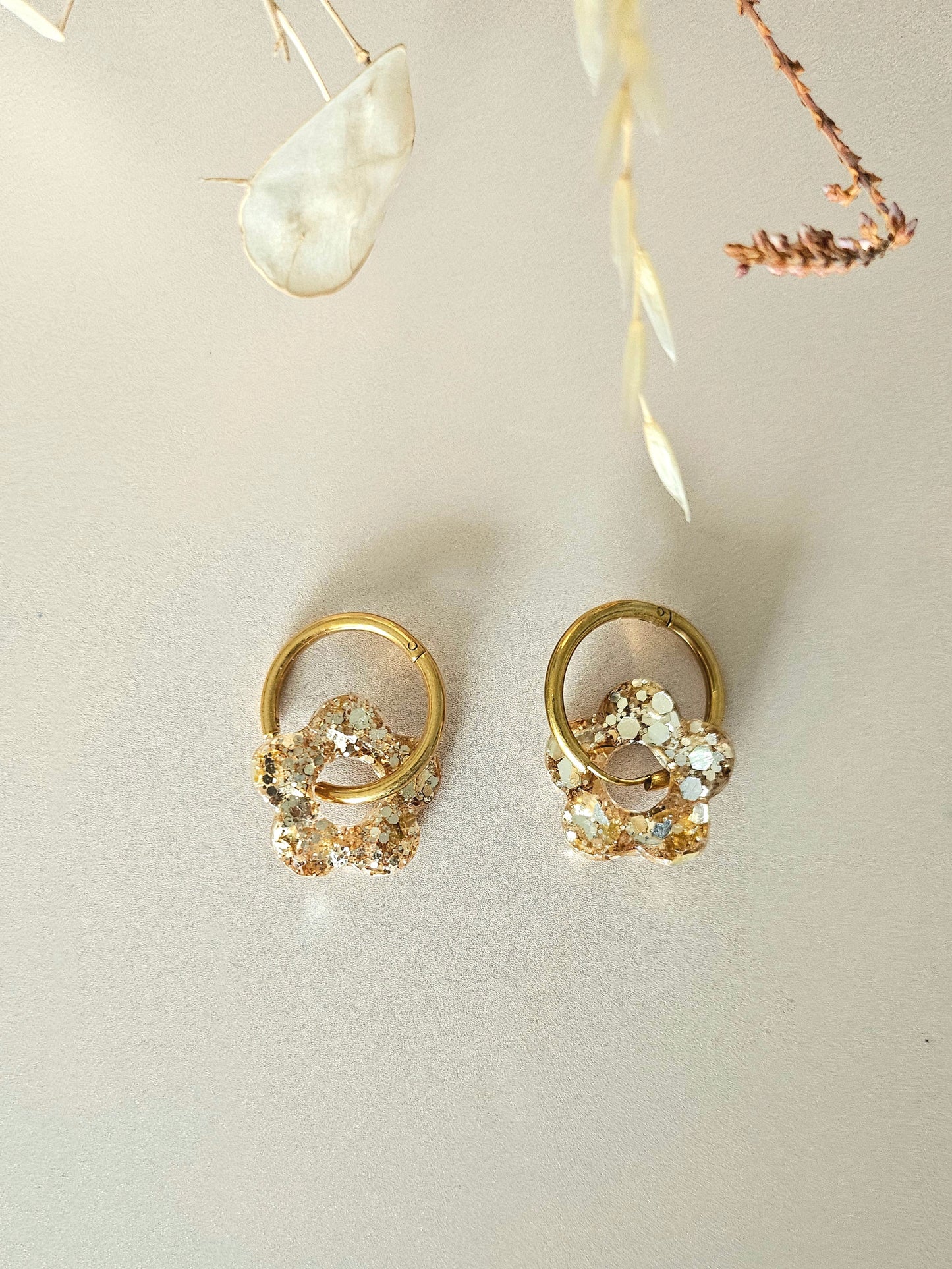 Boucles d’oreilles fleurs pailletées en résine – Créoles artisanales & pampilles interchangeables