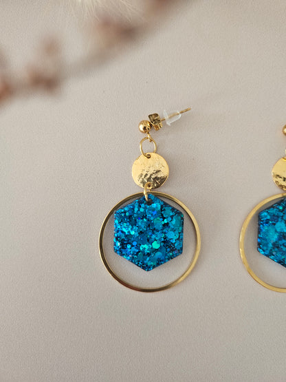 Boucles oreilles créoles hexagone résine bleue et dorée