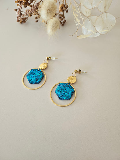 Boucles oreilles créoles hexagone résine bleue et dorée