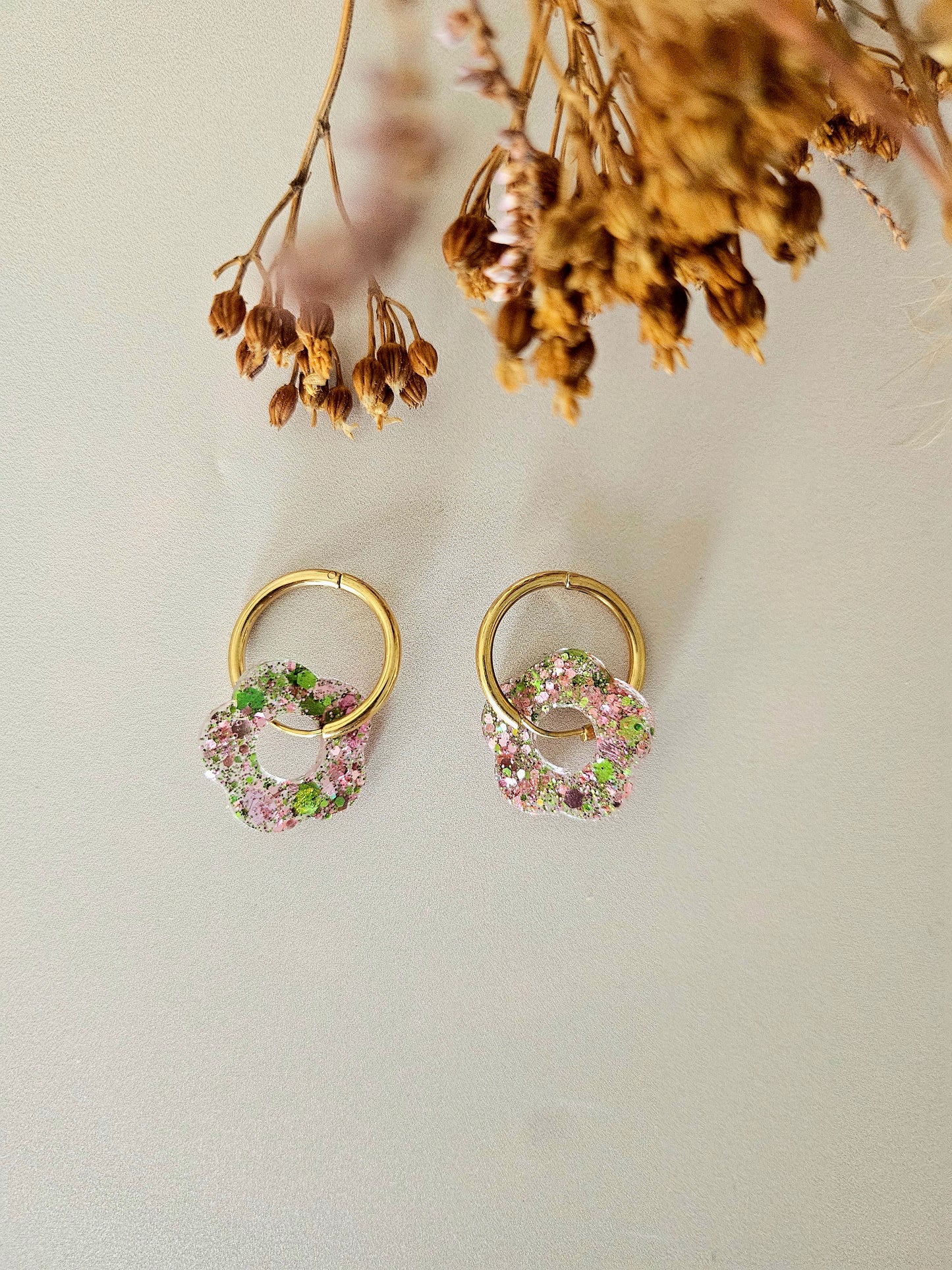 Boucles d’oreilles fleurs pailletées en résine – Créoles artisanales & pampilles interchangeables
