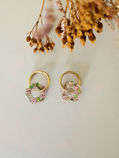 Boucles d’oreilles fleurs pailletées en résine – Créoles artisanales & pampilles interchangeables