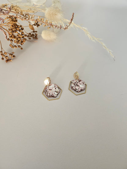 Boucles oreilles hexagone résine champagne rosé et laiton doré
