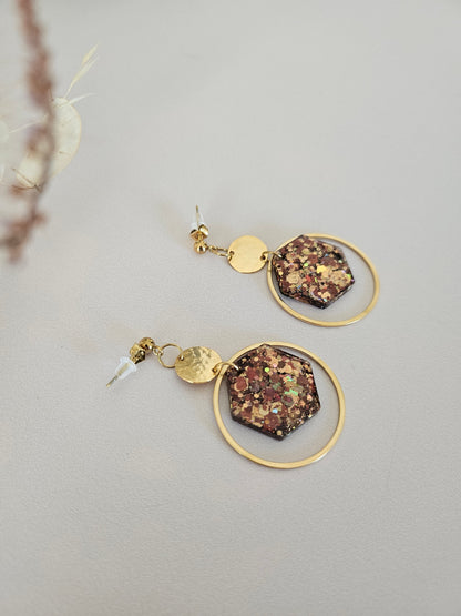 Boucles oreilles créoles hexagone résine café/or et dorée
