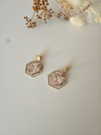 Boucles oreilles hexagone résine champagne rosé et laiton doré
