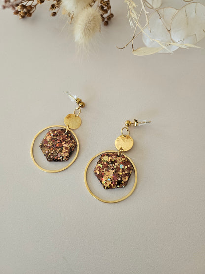 Boucles oreilles créoles hexagone résine café/or et dorée