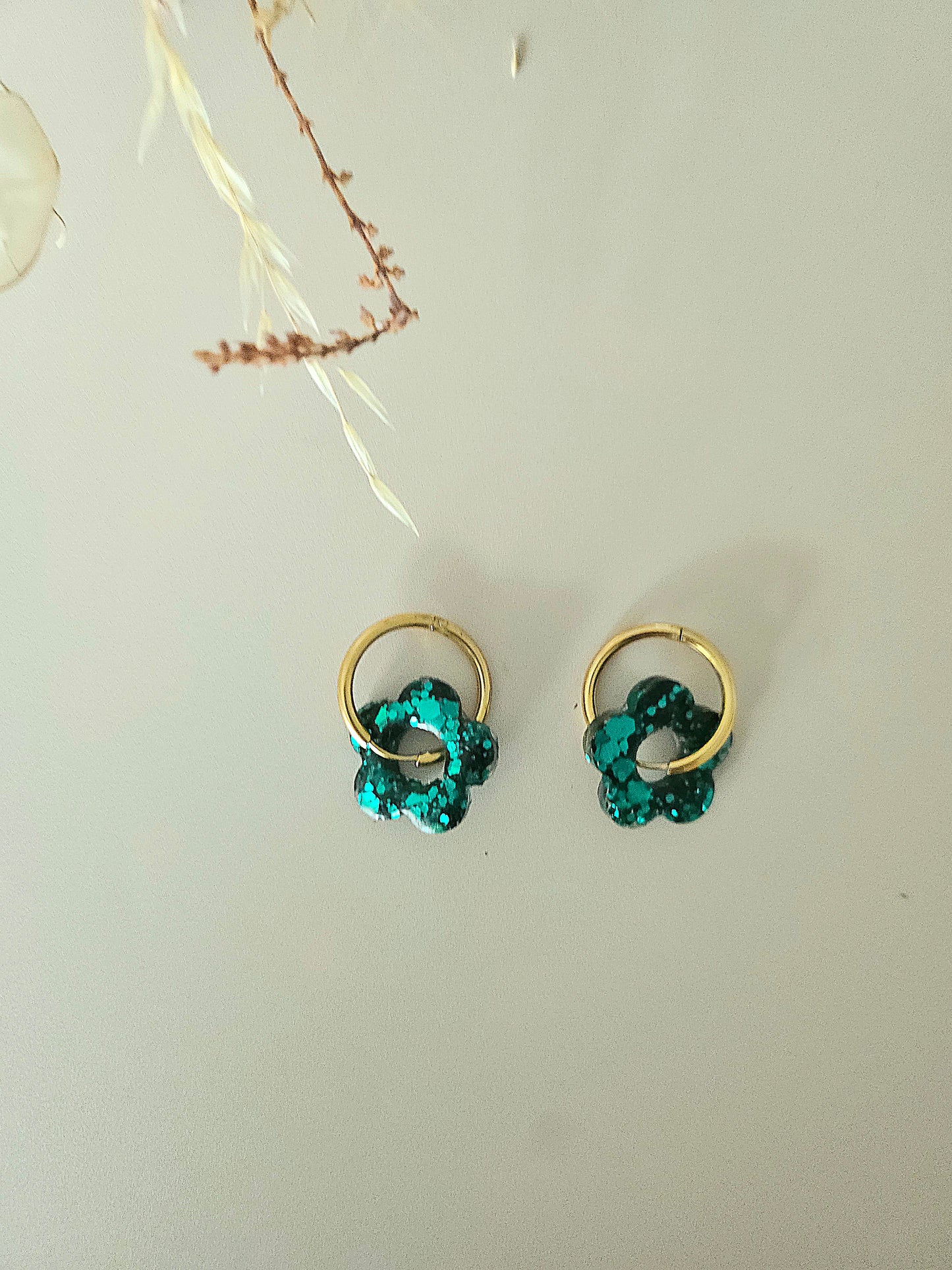 Boucles d’oreilles fleurs pailletées en résine – Créoles artisanales & pampilles interchangeables