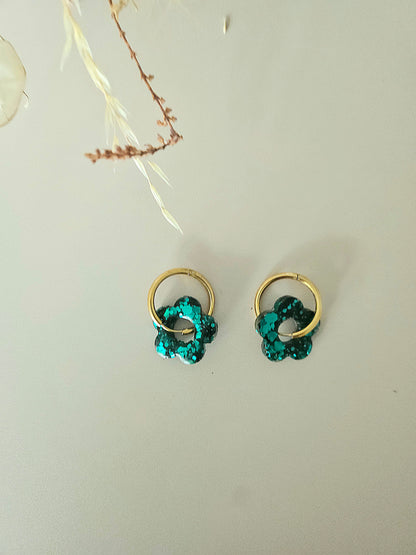 Boucles d’oreilles fleurs pailletées en résine – Créoles artisanales & pampilles interchangeables