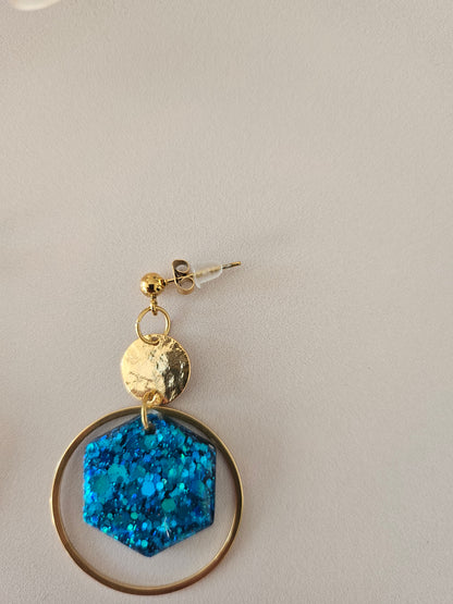 Boucles oreilles créoles hexagone résine bleue et dorée