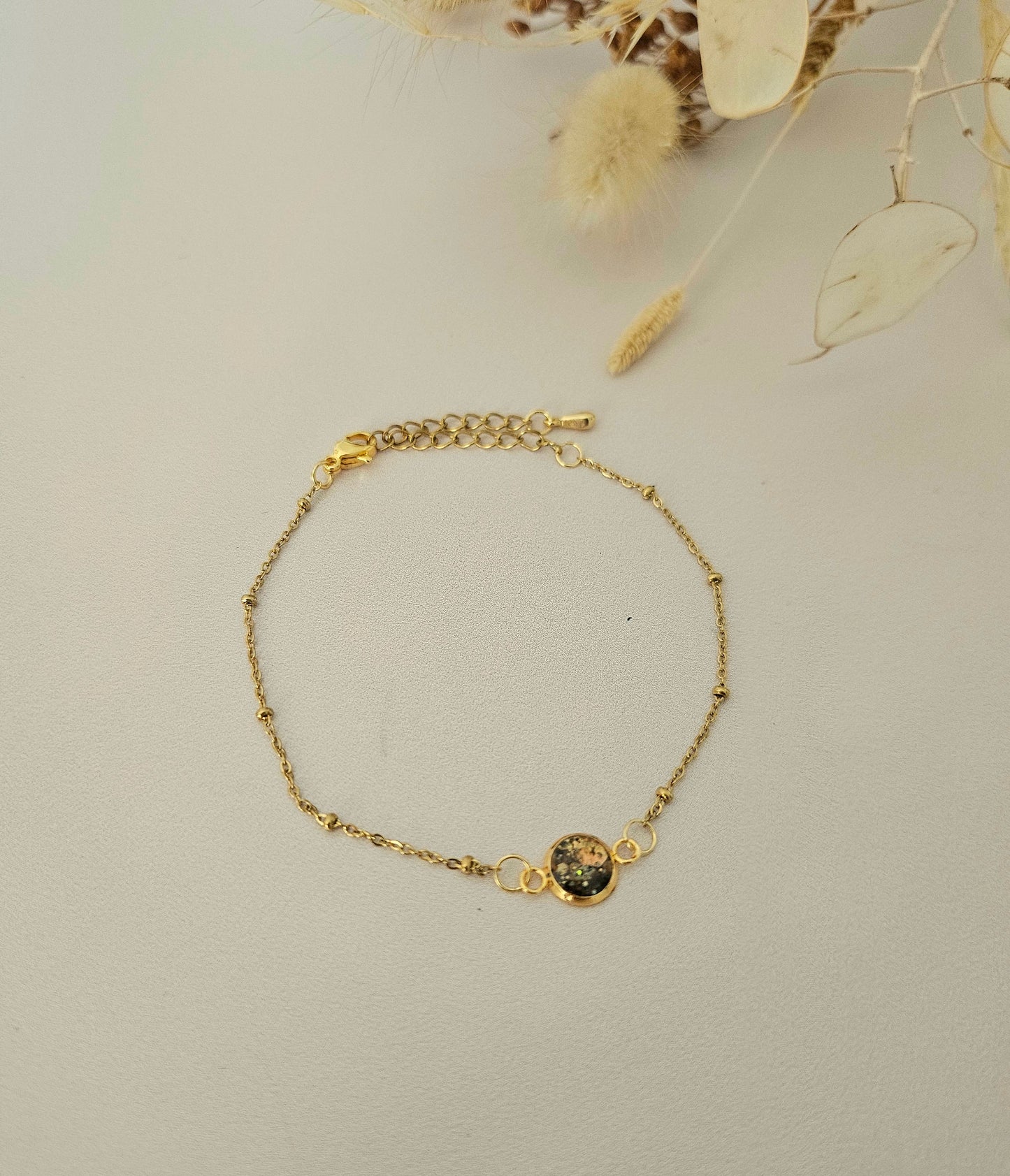 Bracelet délicat en résine holographique – L’éclat artisanal à ton poignet