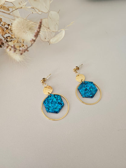 Boucles oreilles créoles hexagone résine bleue et dorée