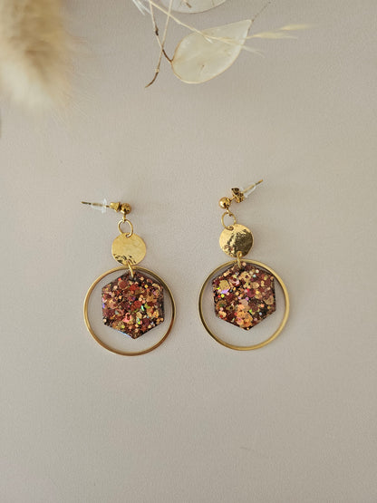 Boucles oreilles créoles hexagone résine café/or et dorée