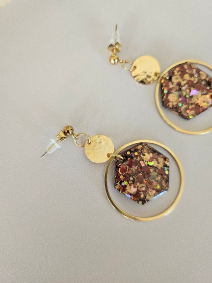 Boucles oreilles créoles hexagone résine café/or et dorée